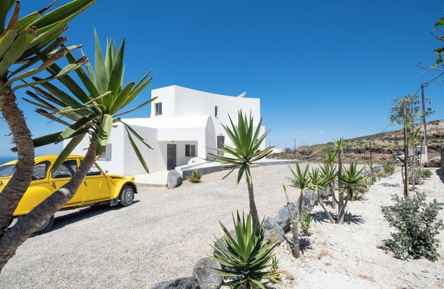 Hidden Gem of Santorini. A Cozy, Charming, Off-the-Beaten-Path Villa