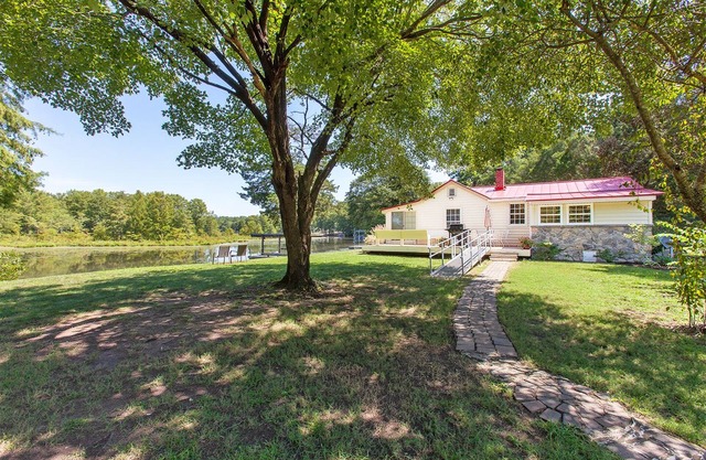 Hidden Heaven lake house. Quiet private cottage on 1 acre