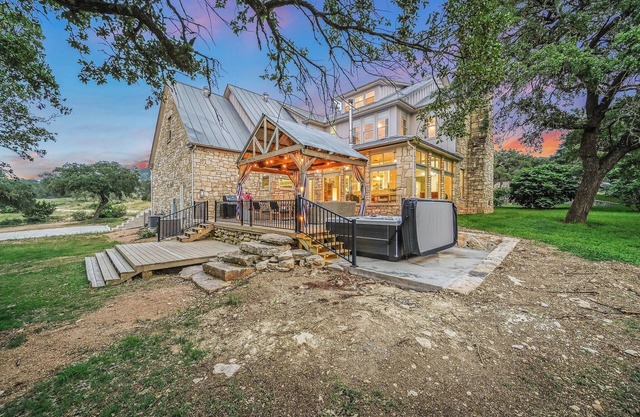 Hidden Hills I Family Vacation, Hot tub, Sleeps 24, 56 scenic acres for hiking!