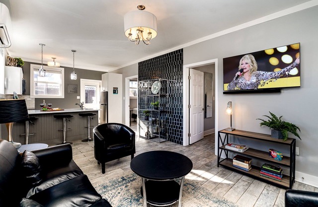 Hidden Pearl-3 Units-Private Patios-Near Broadway
