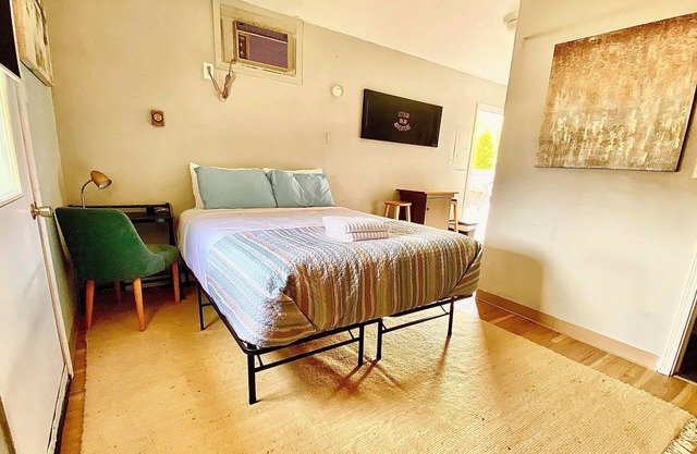 Hidden Studio Retreat + Walk to Jet Express+Dining