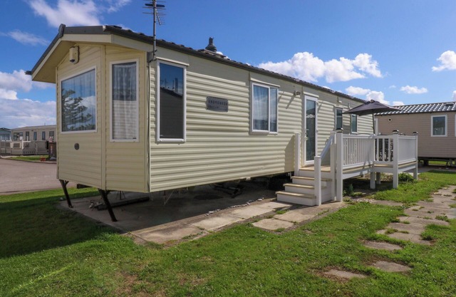 HIDEAWAY LODGE, pet friendly, country holiday cottage in Abergele