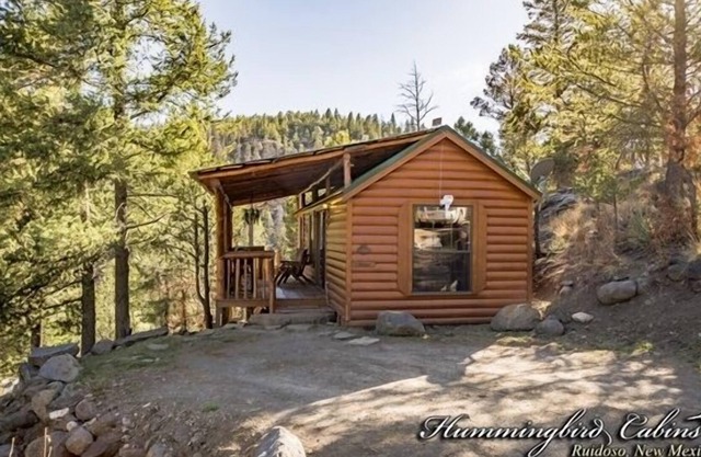 Hideout Cabin: 'Perfect couples Hideout' With hot tub.