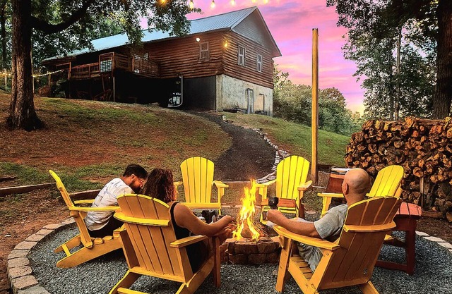 Hideout Haven- SPA*Firepit*Game Room*Outdoor Cinema*Dog Friendly*Near Wineries!