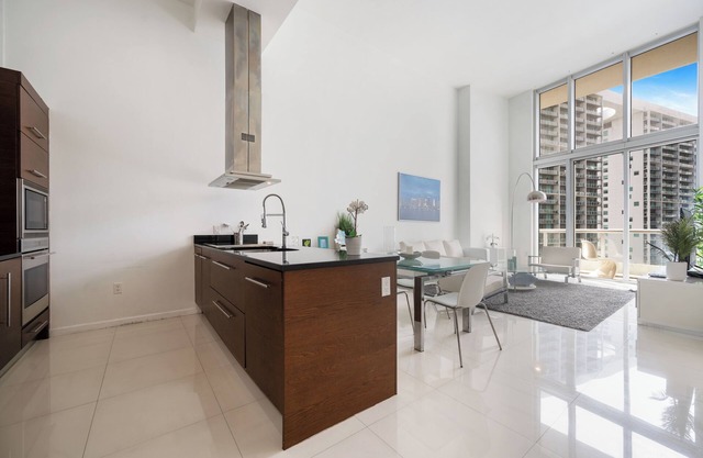 High Ceiling Condo at Icon Brickell with Bay & City View and 5 star amenities