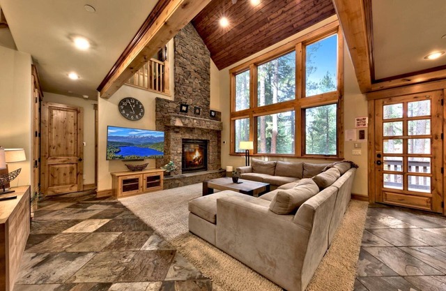 High-end 5 Bedroom, Hot Tub, Game Room, Arcade Games and Foosball, Near Lake and Walk-to-Trails