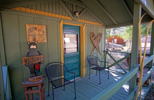 High End Cabin - Outdoor Dining, Firepit, Breathtaking Views, Pet Friendly