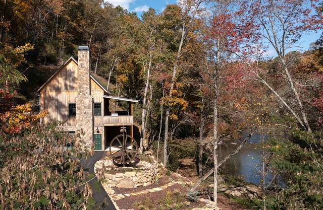 High-end custom cabin that sits on the Cartecay River, hot tub, firepit