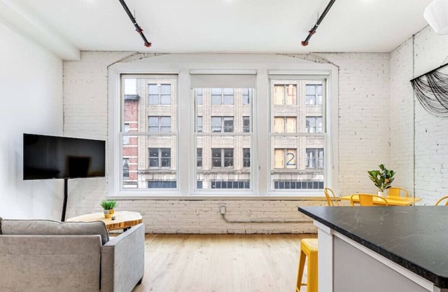 High-End Downtown Apartment | Sleeps 4 | Gym