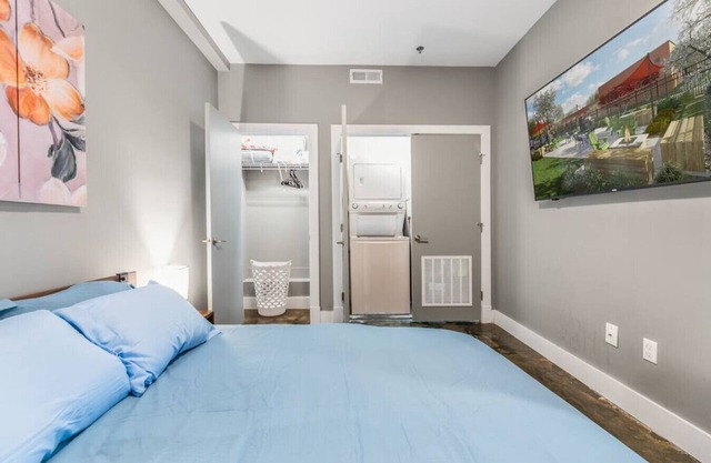 High End Roanoke Loft in ♥ of Downtown ♛ Queen Bed