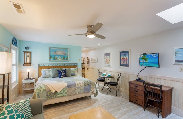 High Life on IOP Studio + Sleeper,1 blk to beach,