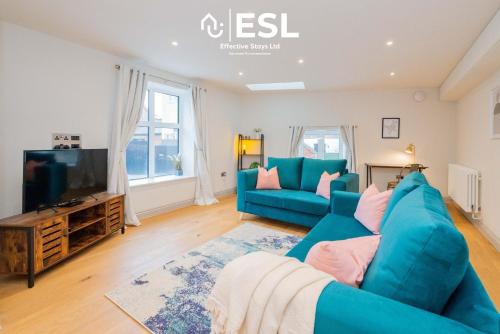 High Quality 2 Bedroom Church Apartment 5 Mins to Town Centre - Free Parking