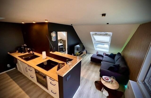 High-quality furnished top floor apartment completely refurbished.