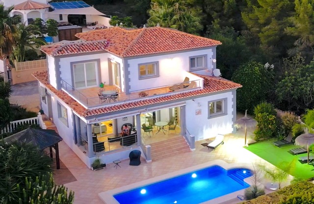 High Quality Villa, 39 Five STAR REVIEWS, Beach 5 min drive, Heated Pool.