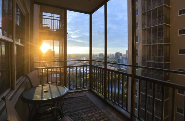 High Rise Studio w/Stunning Views & Walking Ease