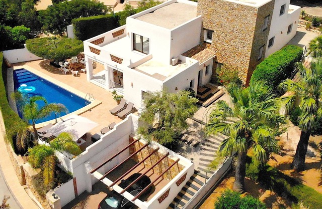 HIGH STANDING VILLA! ALL COMFORT, LARGE POOL, QUIET, CHARM, LUXURY.