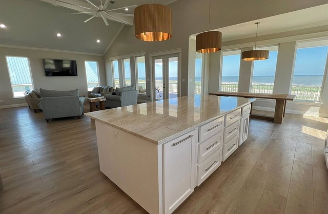 High Tides - Beachfront - Island Realty
