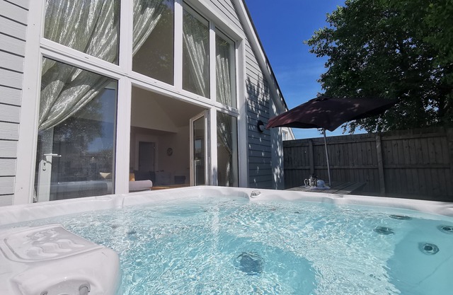 High Tides - Hot Tub* | Pet Friendly* | 3 Bed