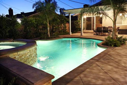 Highly Upgraded, 5 Bed, 45 ba, New Pool w/Jacuzzi, 1/2 mile walk to Disney