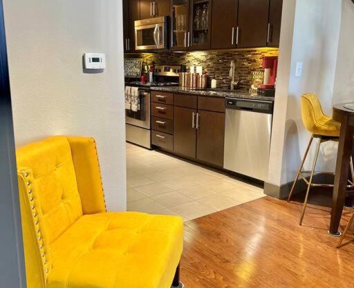 HighRise/Balcony/Luxury/Condo