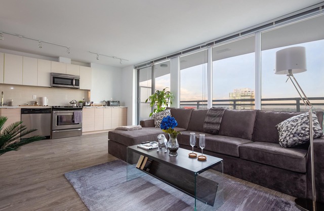 Highrise Luxury Condo with Amazing Views