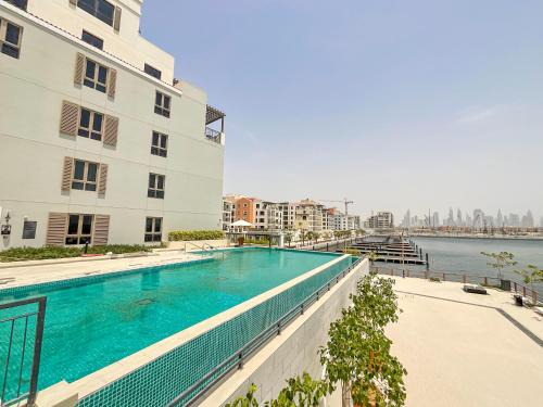 HiGuests - Stylish Waterfront Retreat With Balcony in La Mer
