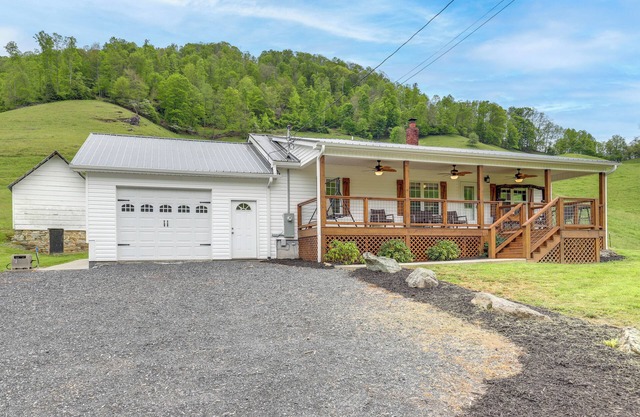 Hike & Relax: Blue Ridge Mountain Retreat!