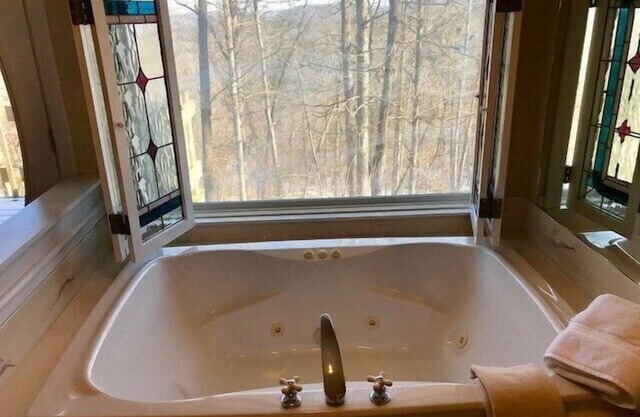 Hiking Trail + Cave + Jetted Tub w/View + Kitchen