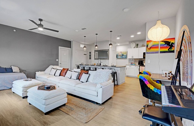 Hill Views 1-bedroom apartment with AC, WiFi near Sea World Six Flags Rim