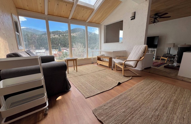 Hillside 3-bedroom House - spectacular views and light - wonderful Idaho Springs