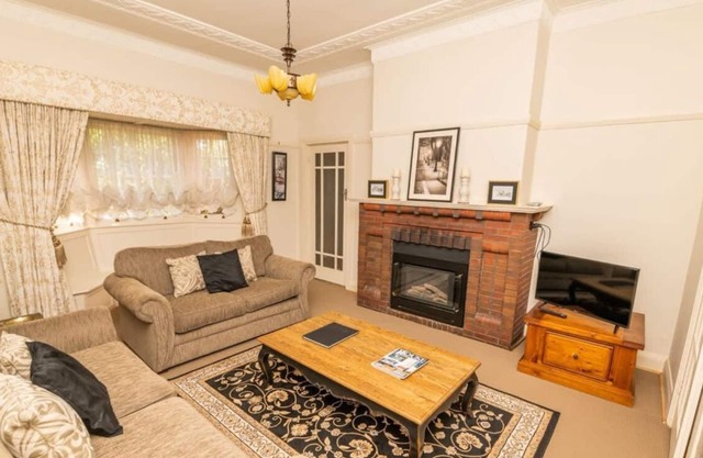 Hillside Cottage - Spacious, Walk to CBD