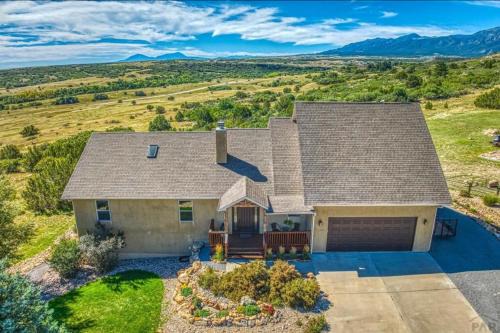 Hillside Haven Hot Tub & Stunning Mountain View