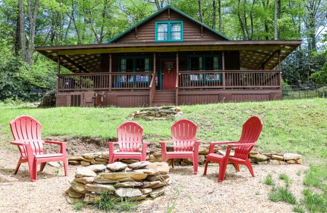 Hillside Hideaway - country elegance at it's best, by Buffalo Mountain Getaway