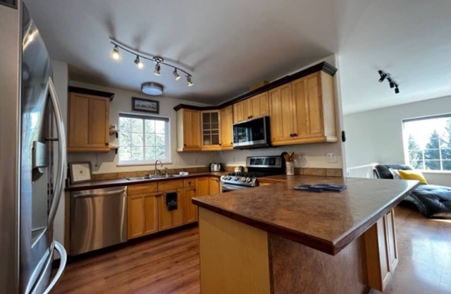HILLSIDE HIDEAWAYnRelax in this peaceful home.Grill your catch of the day!