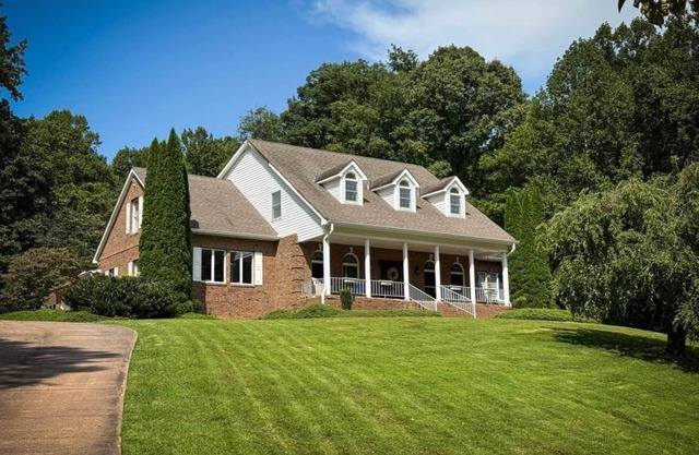 Hilltop Haven-6 bedroom-Space for Big fams-Gameroom w/Pool table&pingpong table