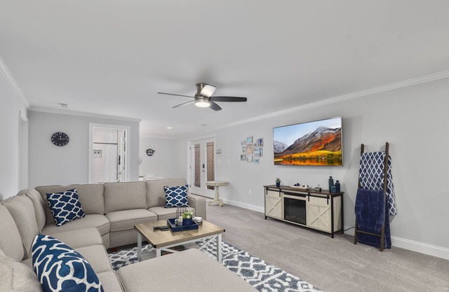 Hilltop Haven1-King bed basement apartment w/ full kitchen w/ FAST Wi-Fi.
