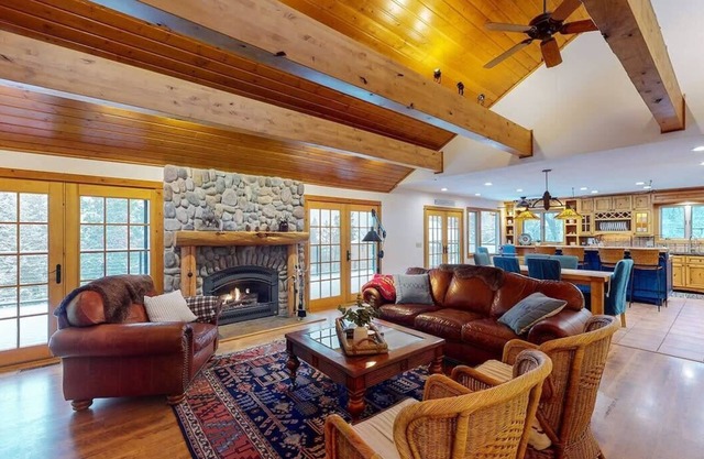 Hilltop Lodge - Beautiful Hayden Lake Home W/Deck