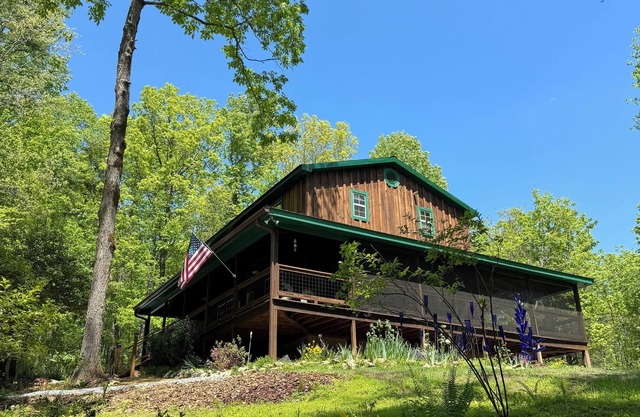 Hilltop Retreat- quiet and private, hot tub and 20 acres of wilderness.