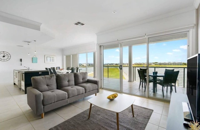 Hindmarsh Island - Waterfront Luxury, Wi-Fi, Linen