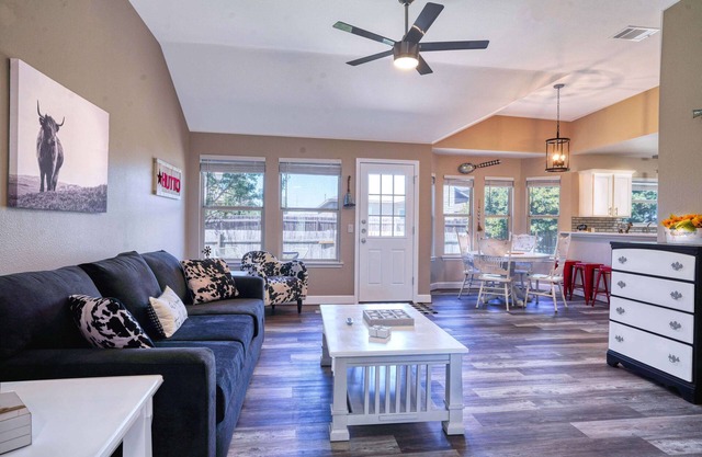 Hip, Spacious Hutto Home 4/2, 3 Mins to Kalahari, Hutto Co-Op, and Dell Diamond