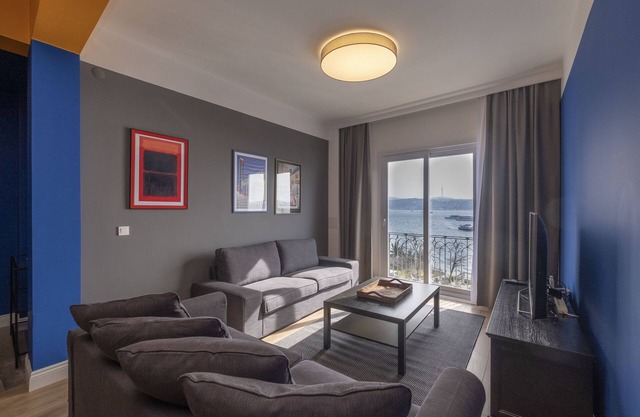 Hip Waterfront Apt. with a Striking View