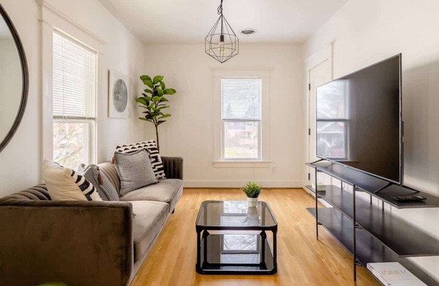 Hipster Vibe Apartment - Food Carts & Live Music