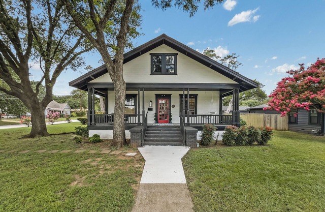 Historic 1915 Home, 1 Mile from AT&T Stadium, with 5 bedrooms & Private Backyard