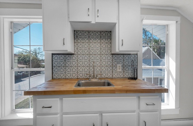 Historic 2 Bedroom Downtown Apartment