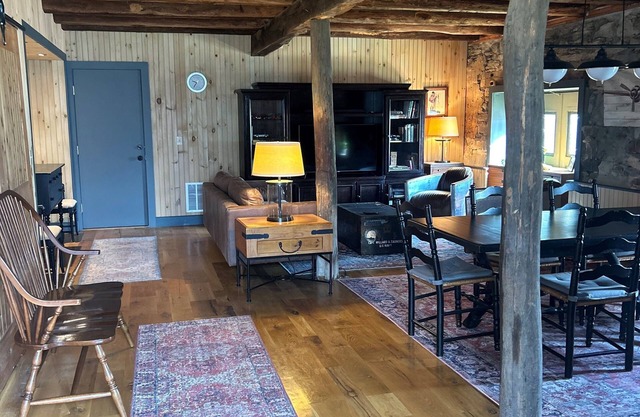 Historic 2-bedroom Cottage in Summit Point, WV