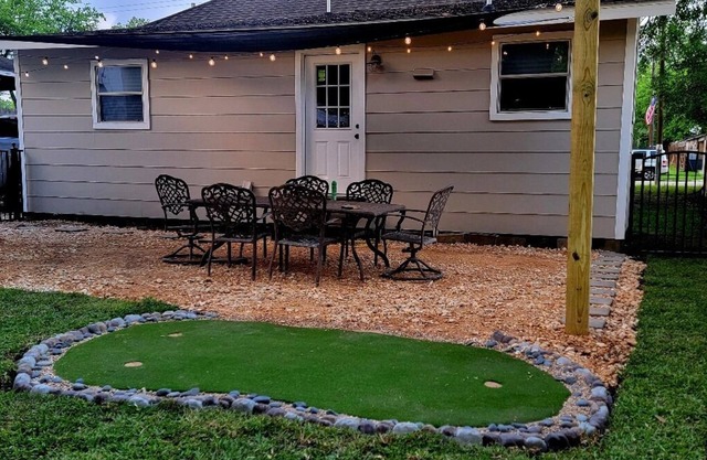 Historic 3 bed, 2bath Bungalow Minutes from IAH with Backyard Putting Green!