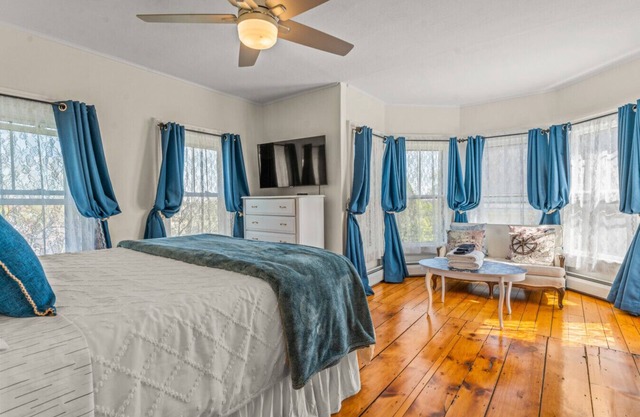 Historic 4BR 3BA Victorian – Steps to Downtown Mystic & Seaport