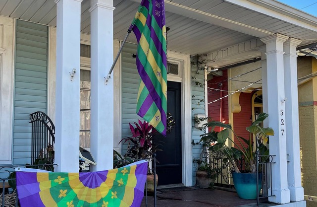 Historic Algiers Point, take ferry & walk to French Quarter!