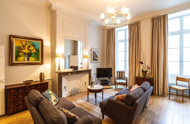 Historic apartment, Old Town Amboise, across from Château, close to restaurants