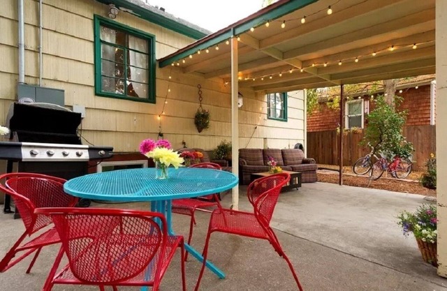Historic Art-Deco Suite easy walking distance to downtown, Hyde Park and River!
